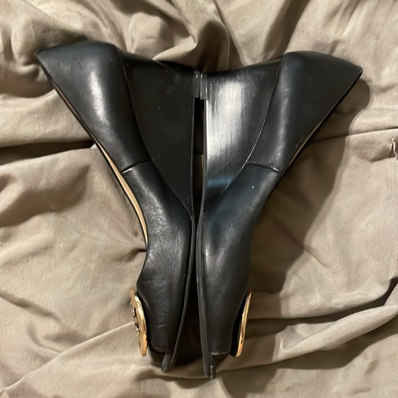 Tory Burch black leather wedge shoes SZ 9 GUC - Picture 2 of 6